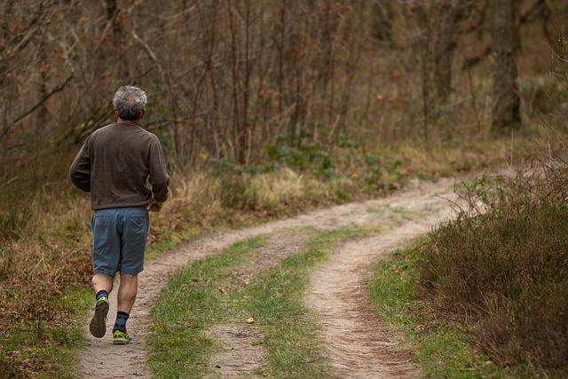 פעילות גופנית בגיל השלישי - אדם מבוגר רץ בפארק
